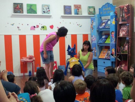 Tina, Lobo Tragón y yo contado un cuento lleno de lobos en la librería De cuento